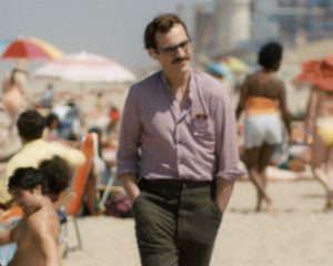 Scene uit de film Her: man op strand.