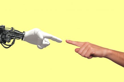 De hand van een robot en de hand van een mens